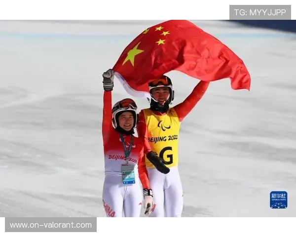 残疾人游泳锦标赛现感人一幕：视障选手靠声呐引导完成比赛